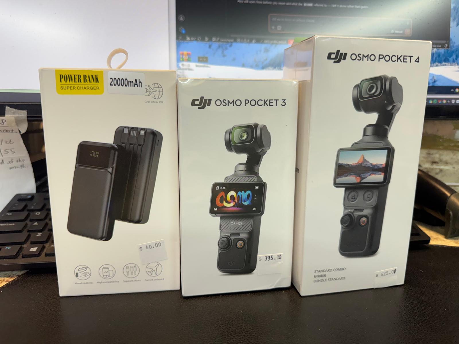 DJI Osmo Pocket 3 與 Osmo Pocket 4 盒裝,標有價格,旁邊是 20000mAh 行動電源