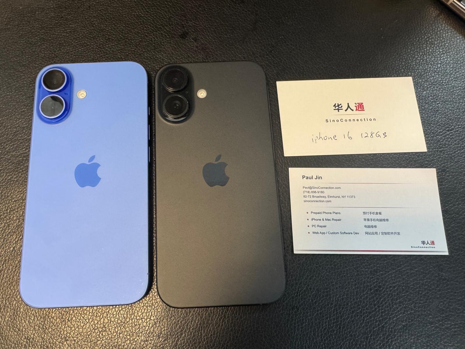 兩台 iPhone 16,藍色和黑色,旁邊是華人通的名片