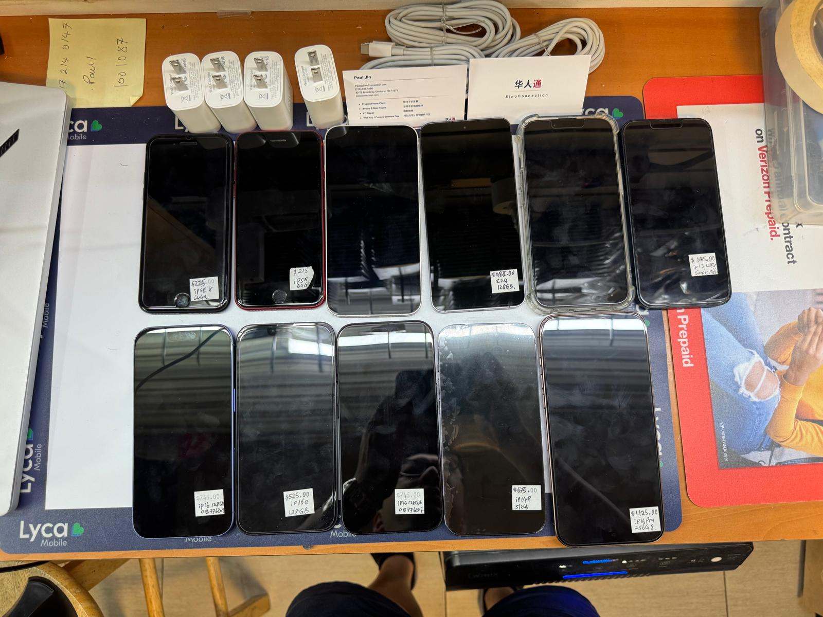 一排現貨 iPhone,每台都標著型號、容量和價格