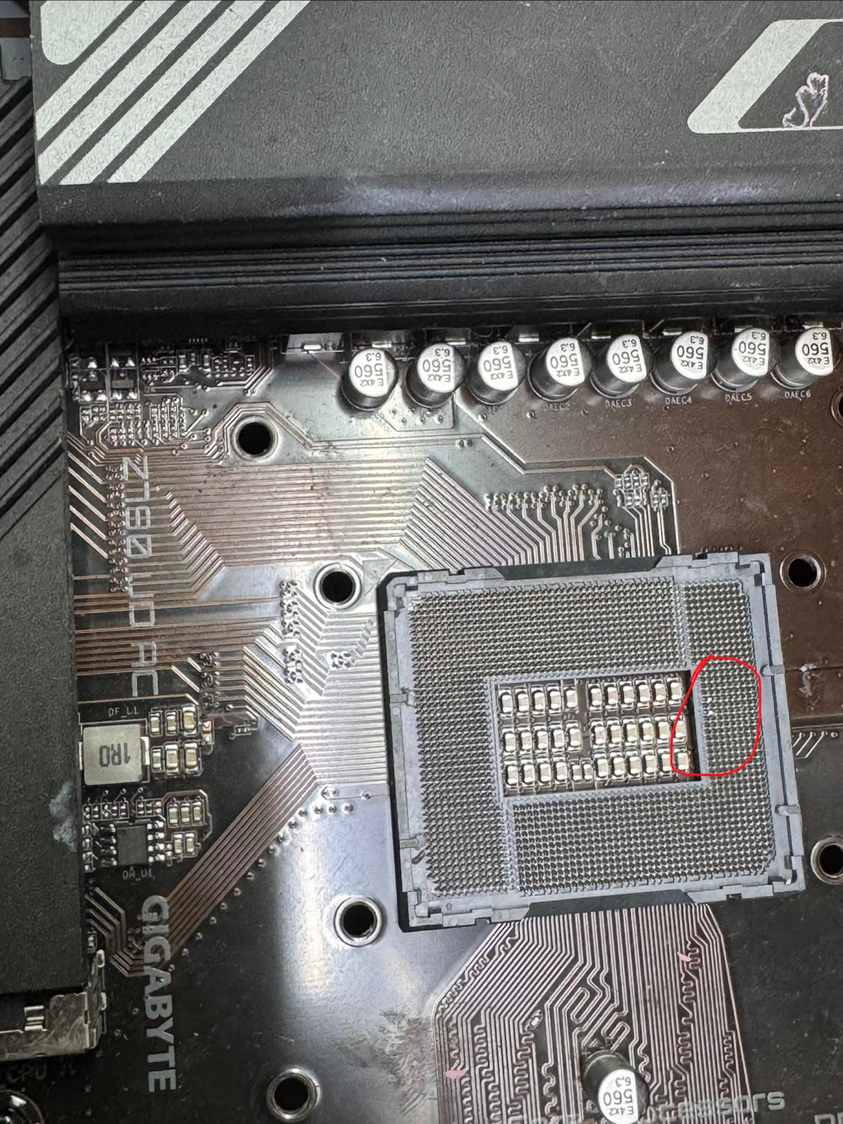 主板 CPU 插槽特写,用红圈标出一片弯掉的针脚