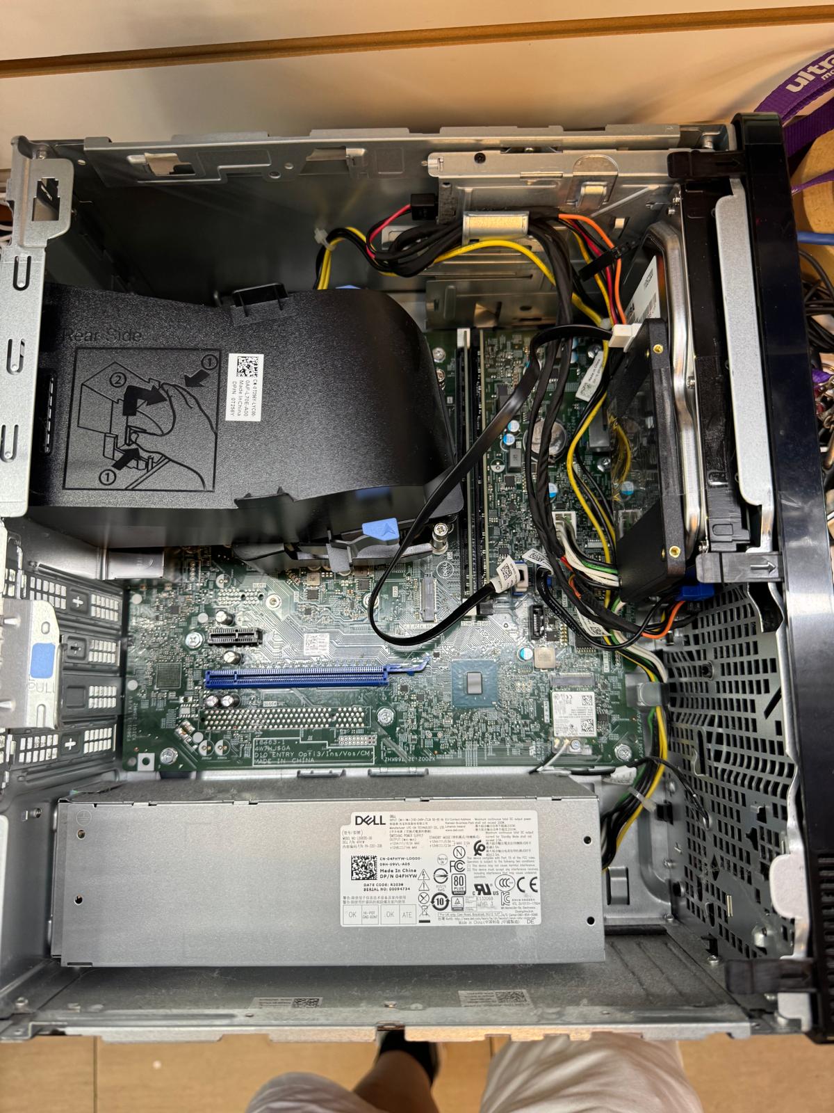 拆开的 Dell 小型台式机,露出主板、电源和硬盘位