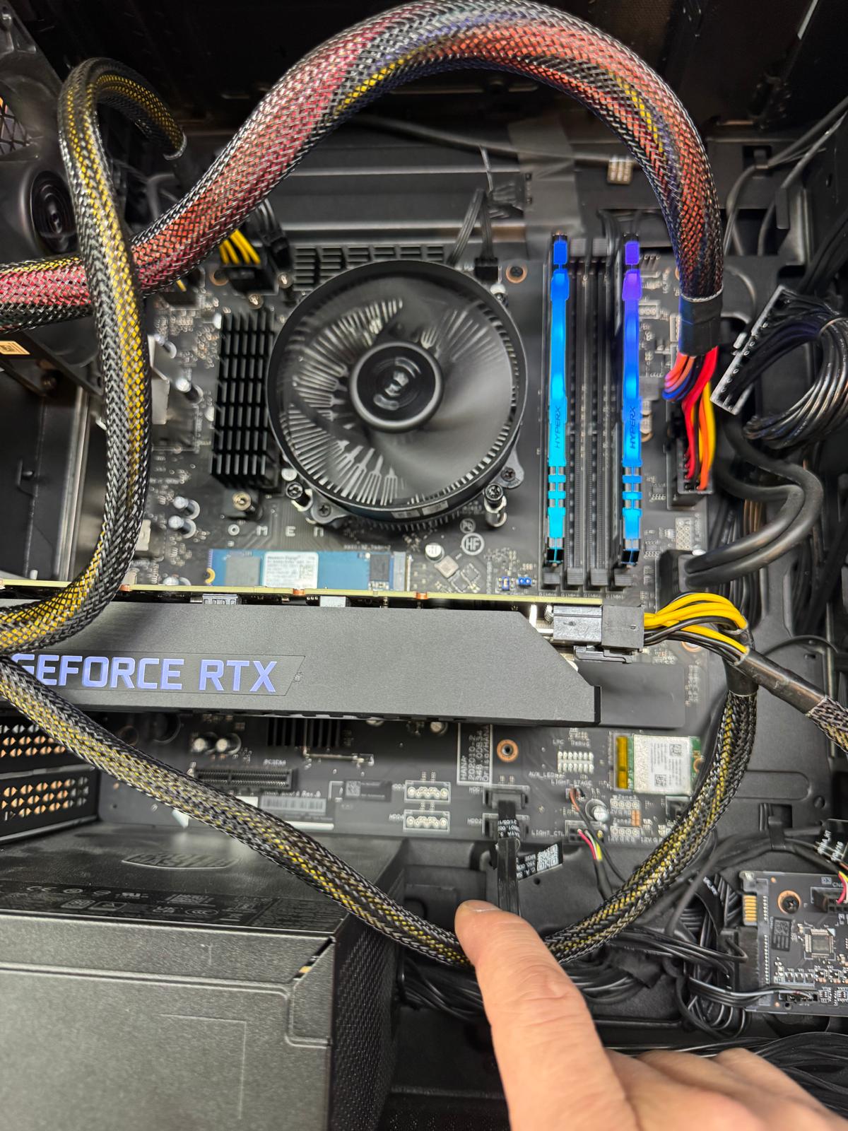维修台上打开的台式机,可以看到装好的 GeForce RTX 显卡、内存和散热器