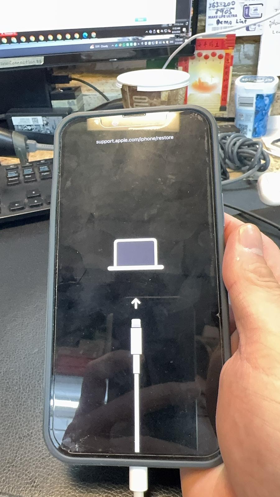 接上线的 iPhone,屏幕停在恢复模式画面